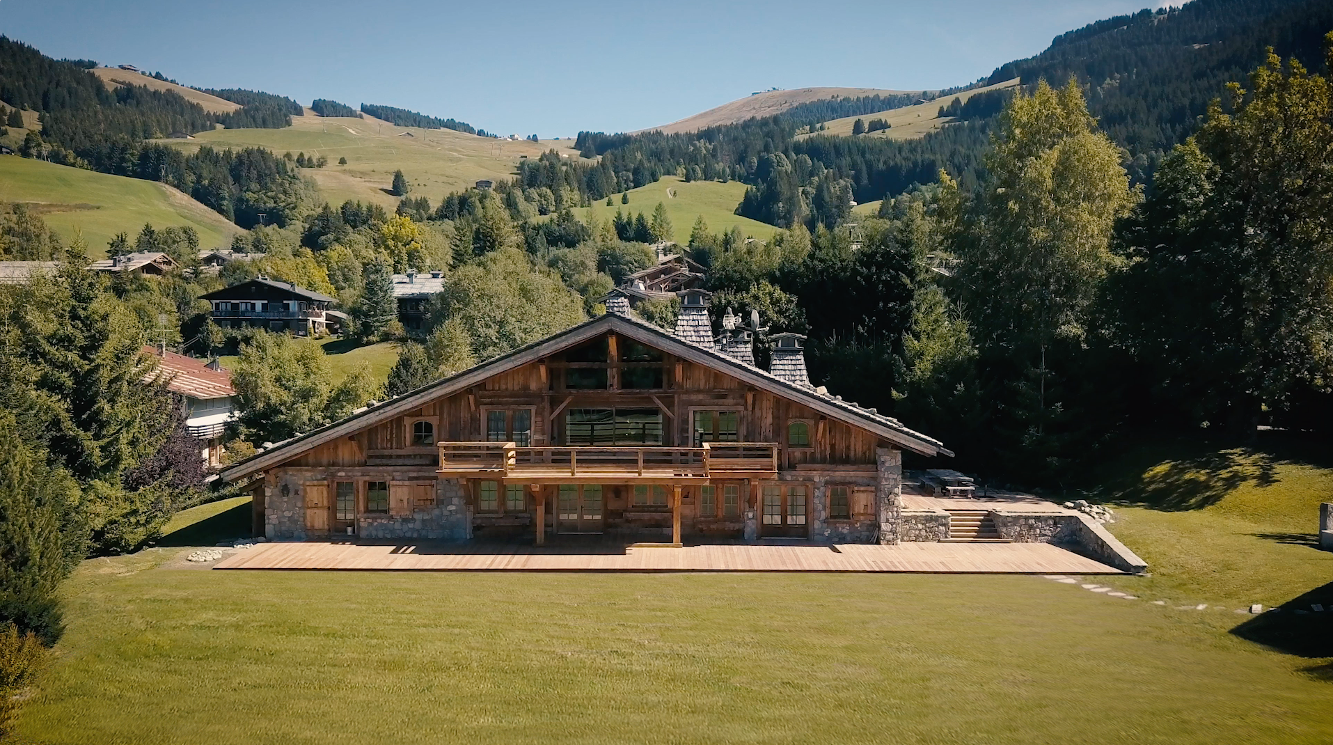 Magnifique chalêt en bois et son jardin, au pieds des montagnes dans les Alpes Françaises